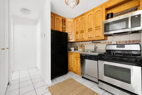 $599,000 | 353 East 72nd Street, Unit 2C | Lenox Hill