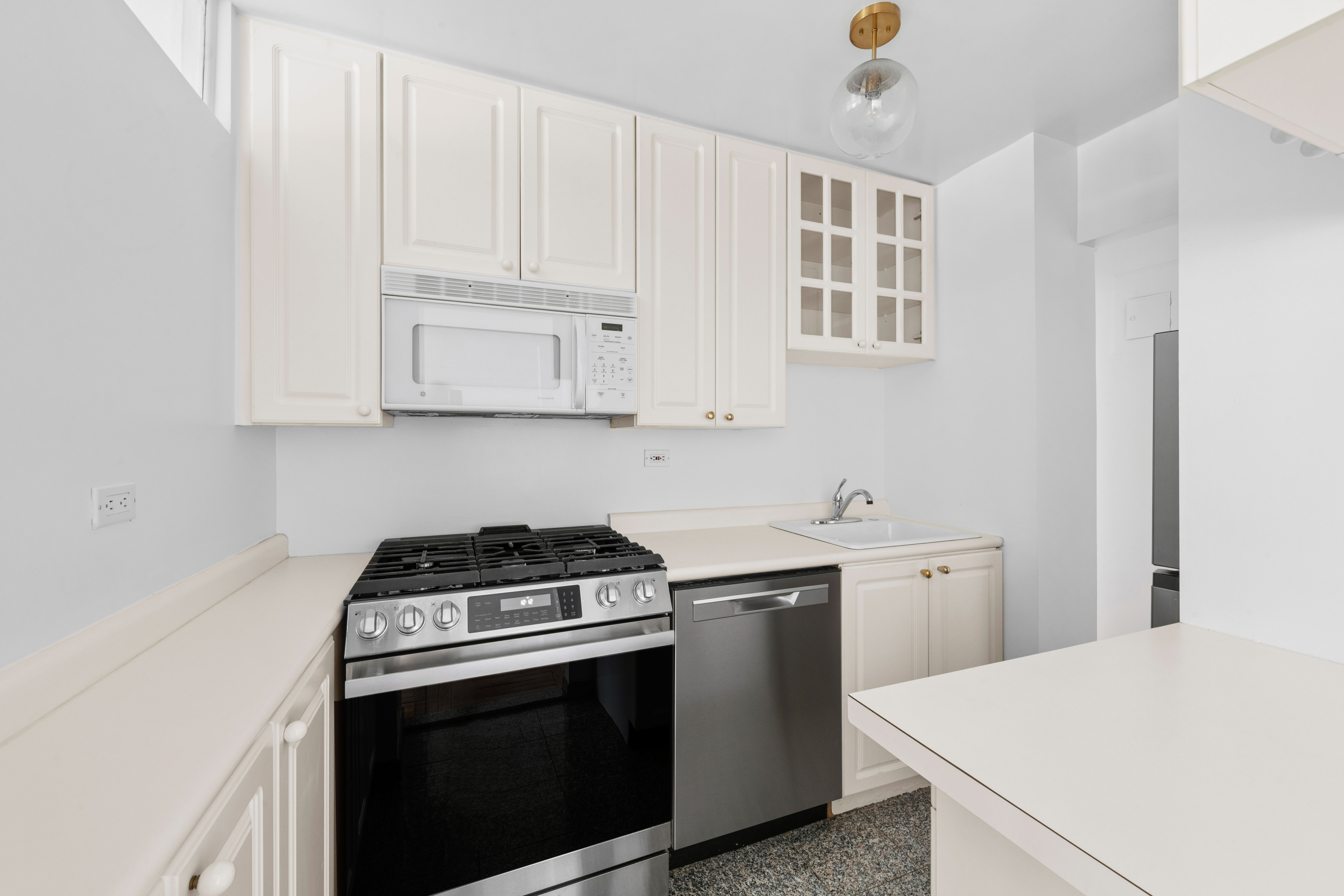 425 East 63rd Street, Unit W8E Manhattan, NY 10065 - Photo 6 of 15