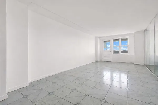 $899,000 | 370 Ocean Parkway, Unit 8H | Kensington