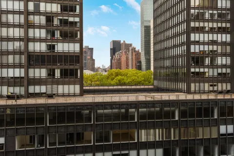 $825,000 | 2 Beekman Place, Unit 8D | Midtown East