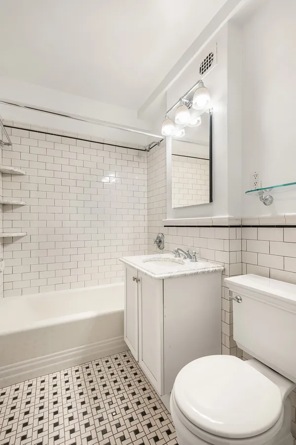 $795,000 | 50 Park Avenue, Unit 15H | Murray Hill