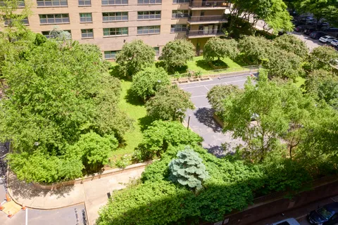 $895,000 | 140 West End Avenue, Unit 9J | Upper West Side