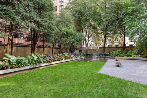 $6,000 | 220 East 65th Street, Unit 8J | Lenox Hill
