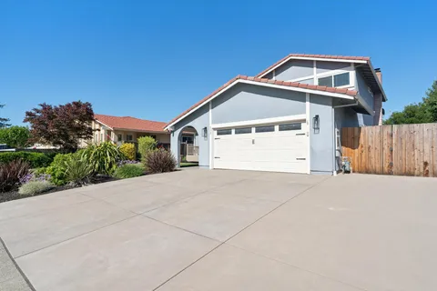 $1,049,000 | 112 Rose Petal Court, Petaluma, CA 94954