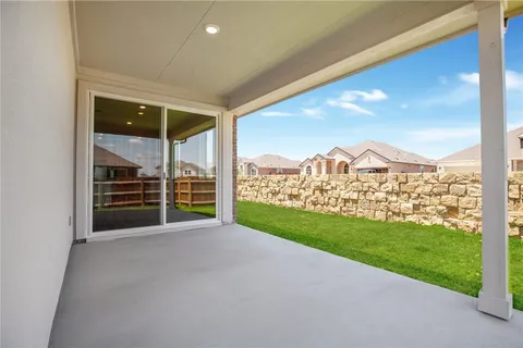 a view of a house with backyard