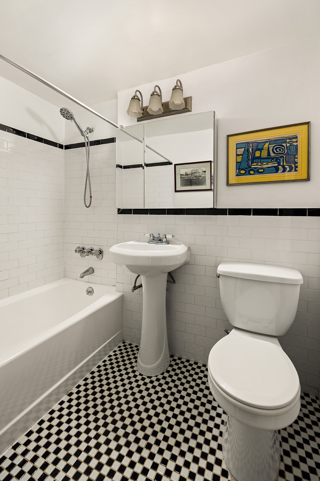201 Clinton Avenue, Unit 6F Brooklyn, NY 11205 - Photo 5 of 7 a bathroom with a toilet a sink and bathtub