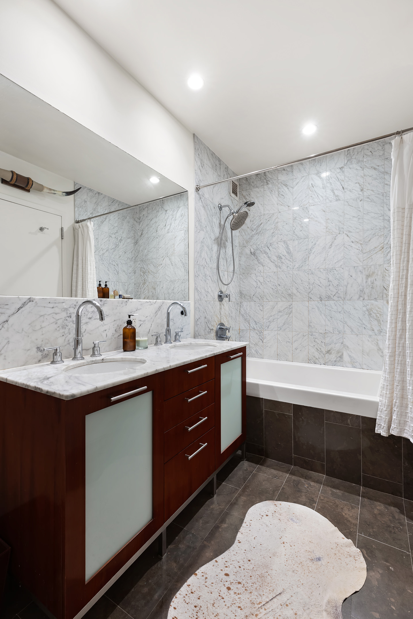 100 Jay Street, Unit 4H Brooklyn, NY 11201 - Photo 7 of 13 a spacious bathroom with a sink a mirror and a bathtub