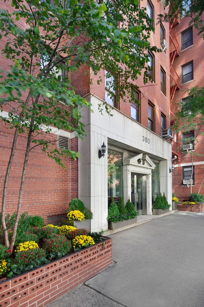 300 West 53rd Street, Unit 3CC Manhattan, NY 10019 - Photo 8 of 9