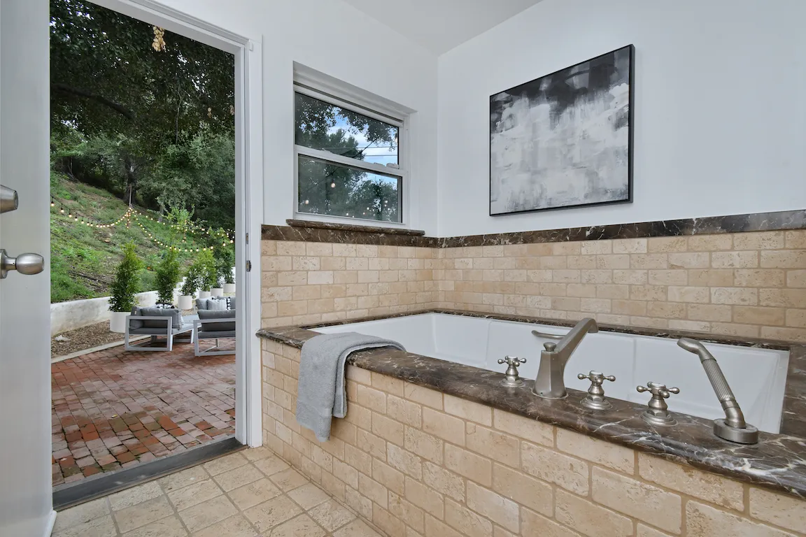 $2,599,000 | 4053 Harclare Lane, Encino, CA 91436