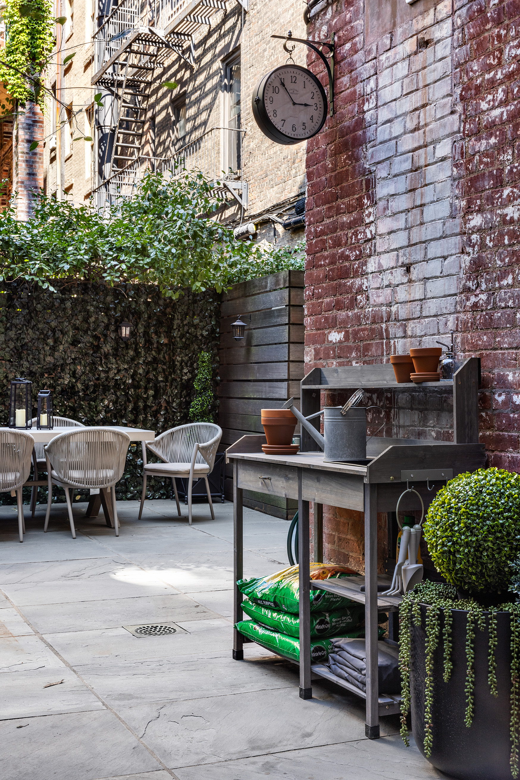 25 East 94th Street Manhattan, NY 10128 - Photo 4 of 33 a backyard of a house with table and chairs