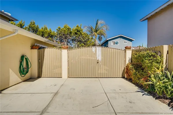 $3,195 | 301 Oswego Avenue, Huntington Beach, CA 92648