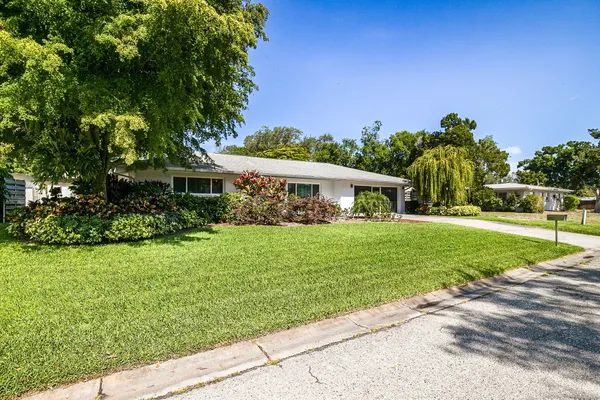 $850,000 | 2747 Jefferson Circle, Sarasota, FL 34239