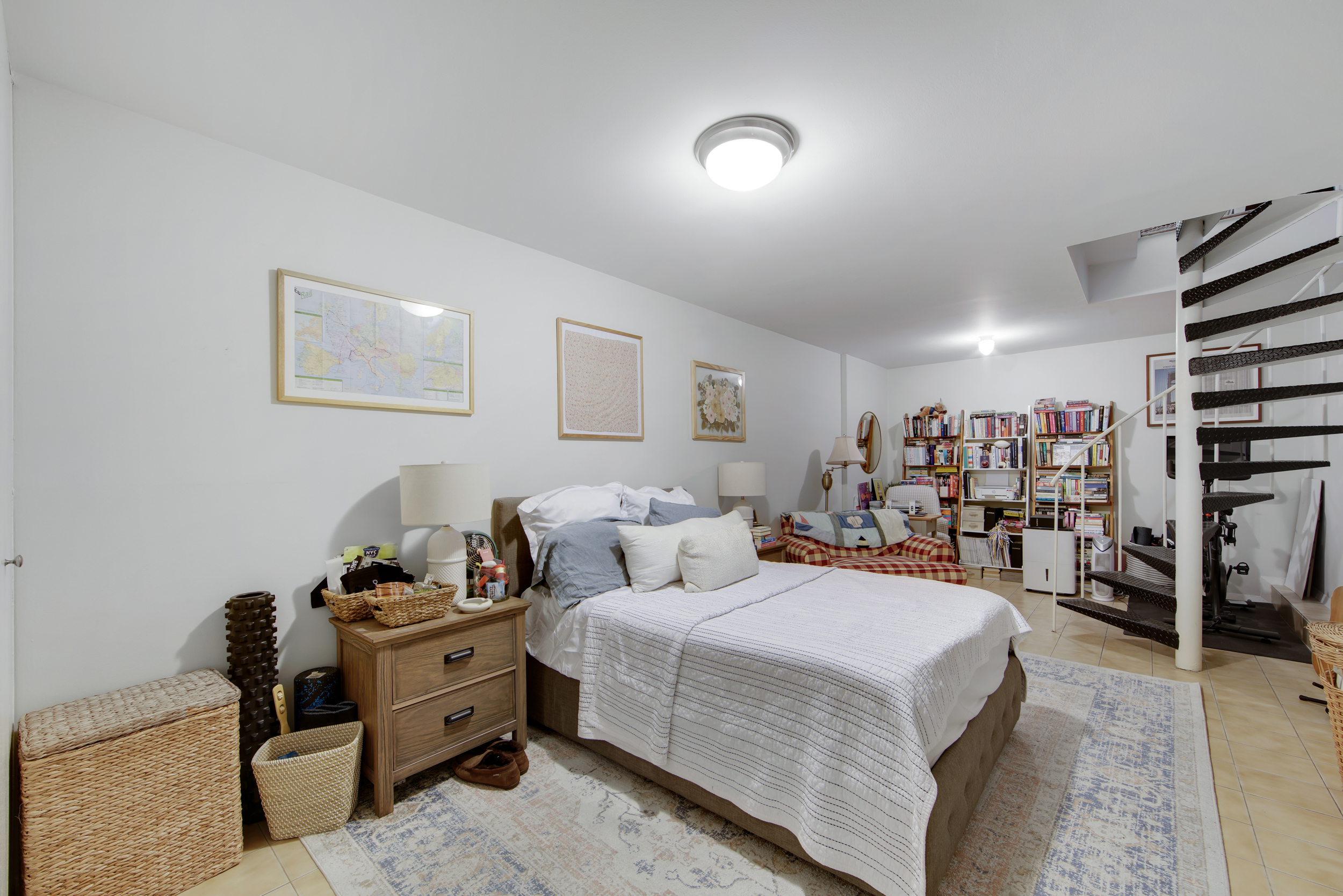 417 East 90th Street, Unit 1G Manhattan, NY 10128 - Photo 5 of 10 a bed room with bed and a window
