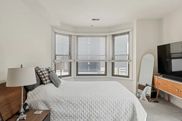 $500,000 | 1811 Chestnut Street, Unit 707, Philadelphia, PA 19103