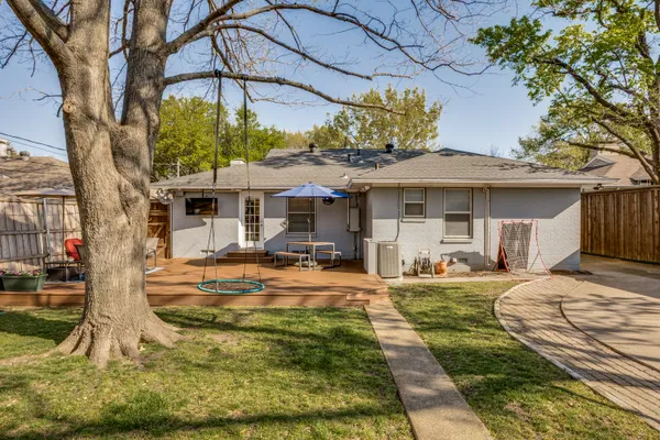 a view of a house with backyard