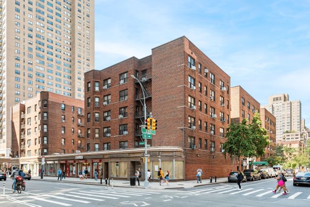 $712,500 | 60 East 9th Street, Unit 505 | Greenwich Village