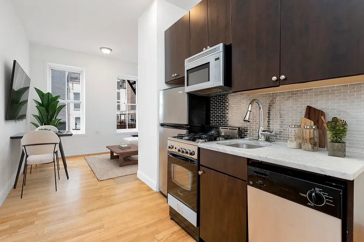 $3,650 | 142 Sullivan Street, Unit 10 | SoHo