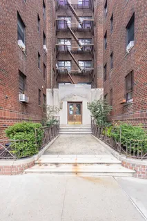 $375,000 | 303 East 37th Street, Unit 3A | Murray Hill