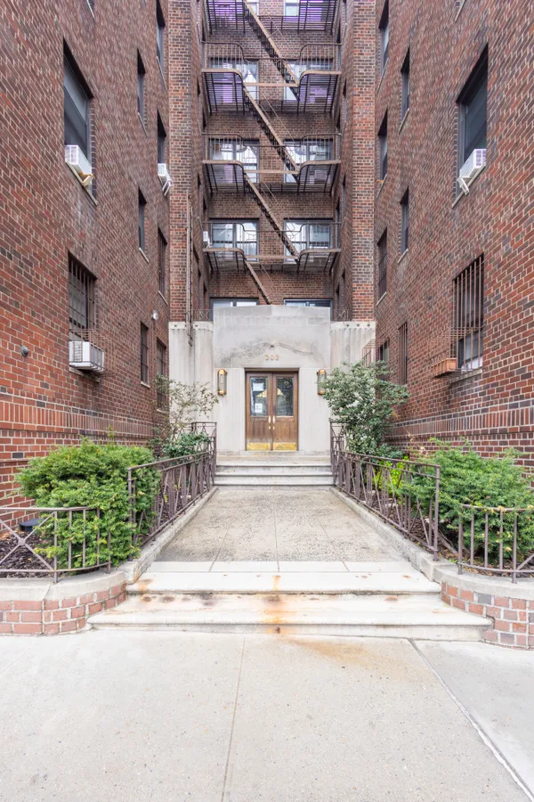 $375,000 | 303 East 37th Street, Unit 3A | Murray Hill