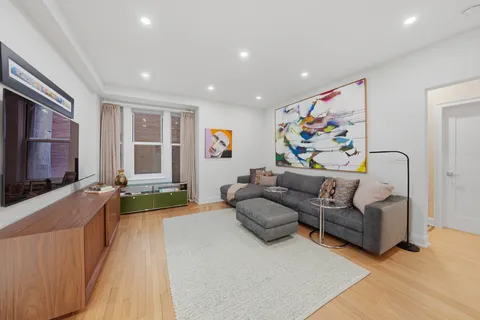 $2,699,000 | 50 East 72nd Street, Unit 10B | Lenox Hill
