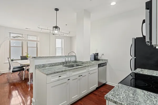 $500,000 | 1811 Chestnut Street, Unit 707, Philadelphia, PA 19103