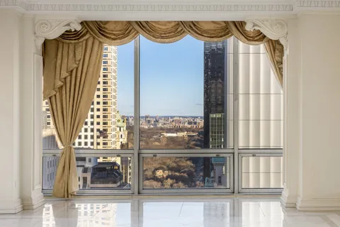a view of an entryway with a livingroom