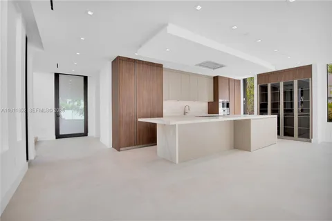 $6,350,000 | 5630 Pine Tree Drive, Miami Beach, FL 33140