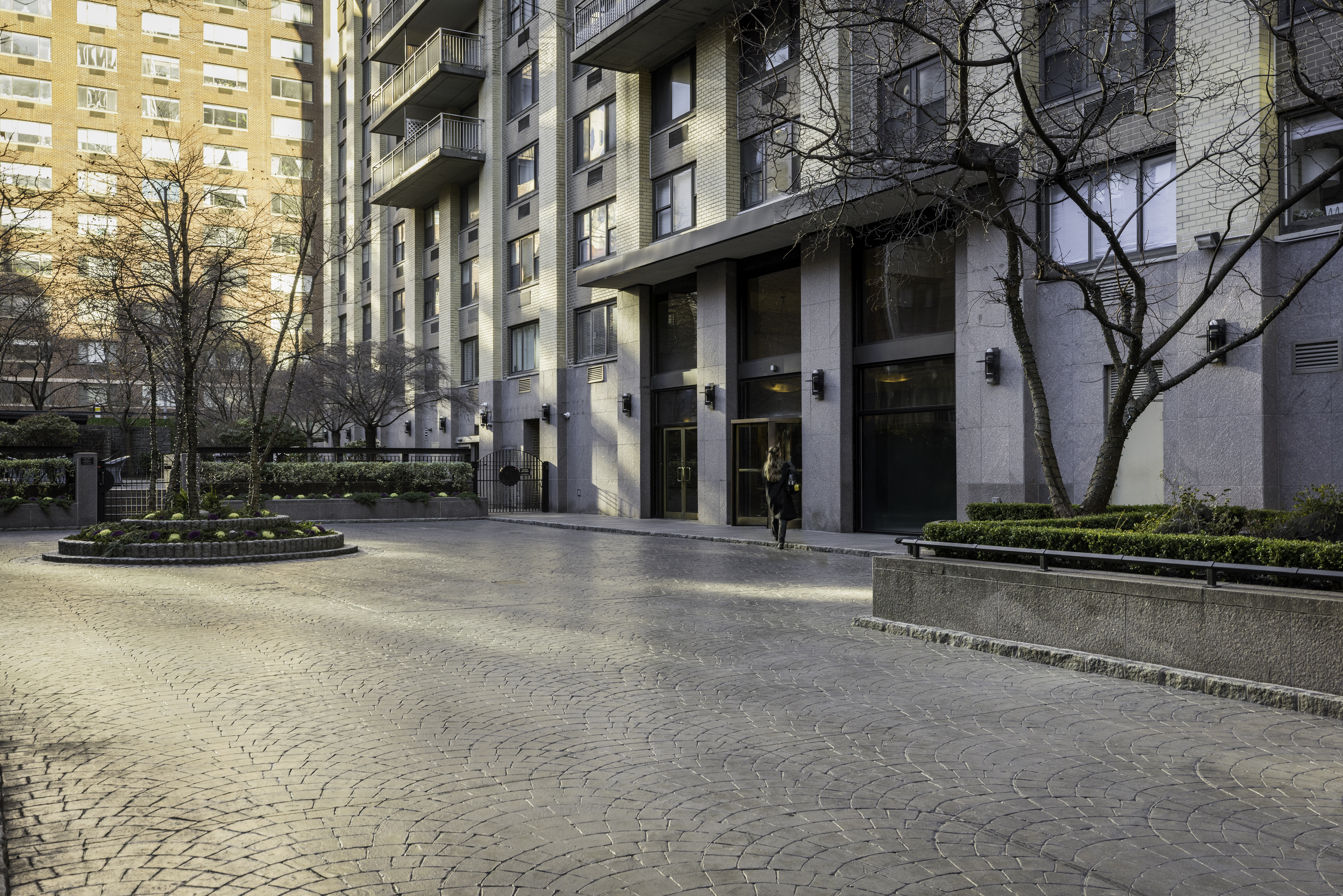 201 West 70th Street, Unit 29KL Manhattan, NY 10023 - Photo 19 of 20 a view of a building with many windows