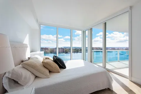 $4,500,000 | 1000 South Pointe Drive, Unit 1903, Miami Beach, FL 33139