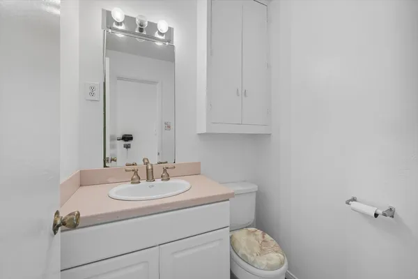 a picture of a bench in a cabinet