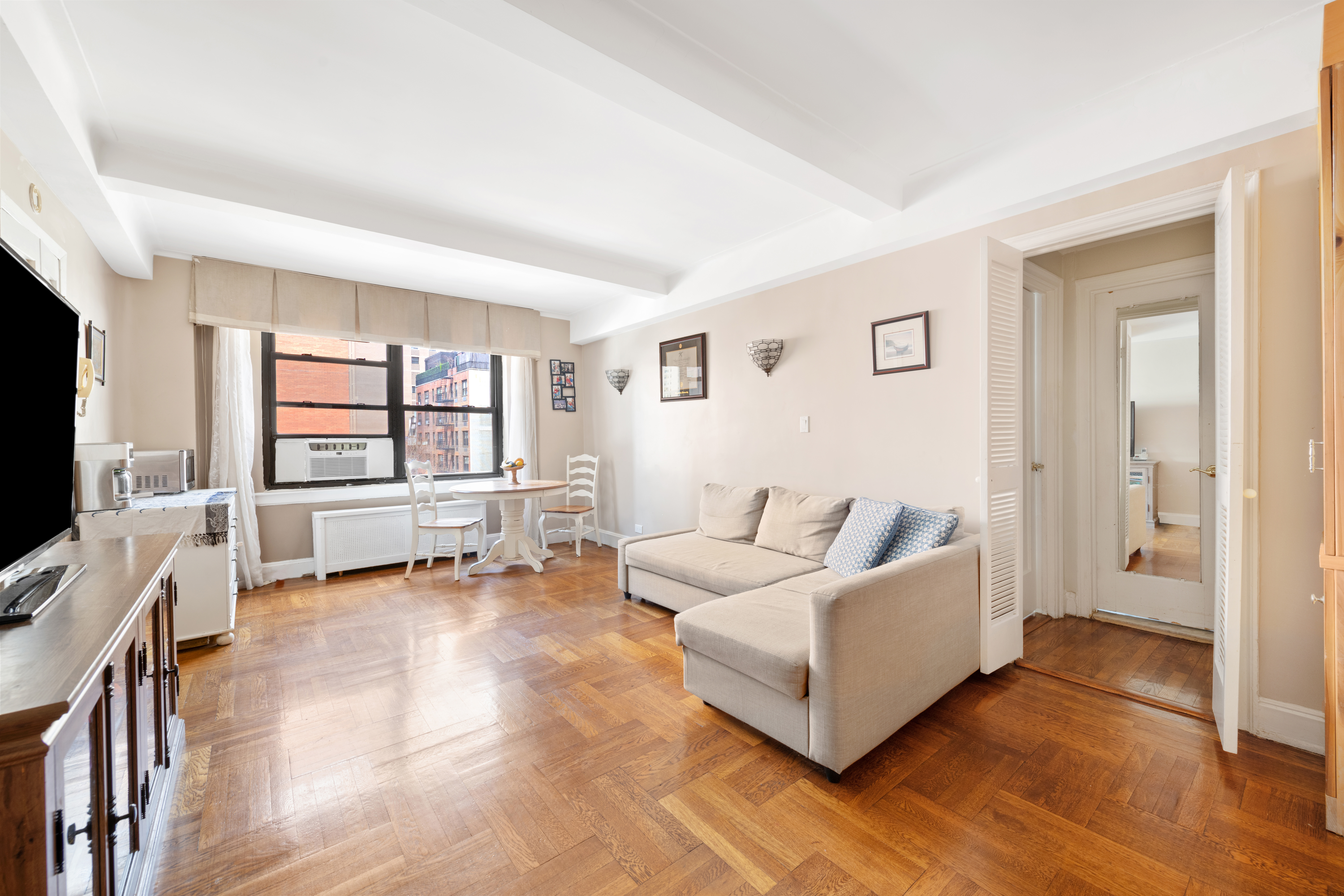 245 East 72nd Street, Unit 8G Manhattan, NY 10021 - Photo 2 of 7