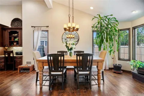 $1,098,000 | 8 Melony Avenue, Plainview, NY 11803