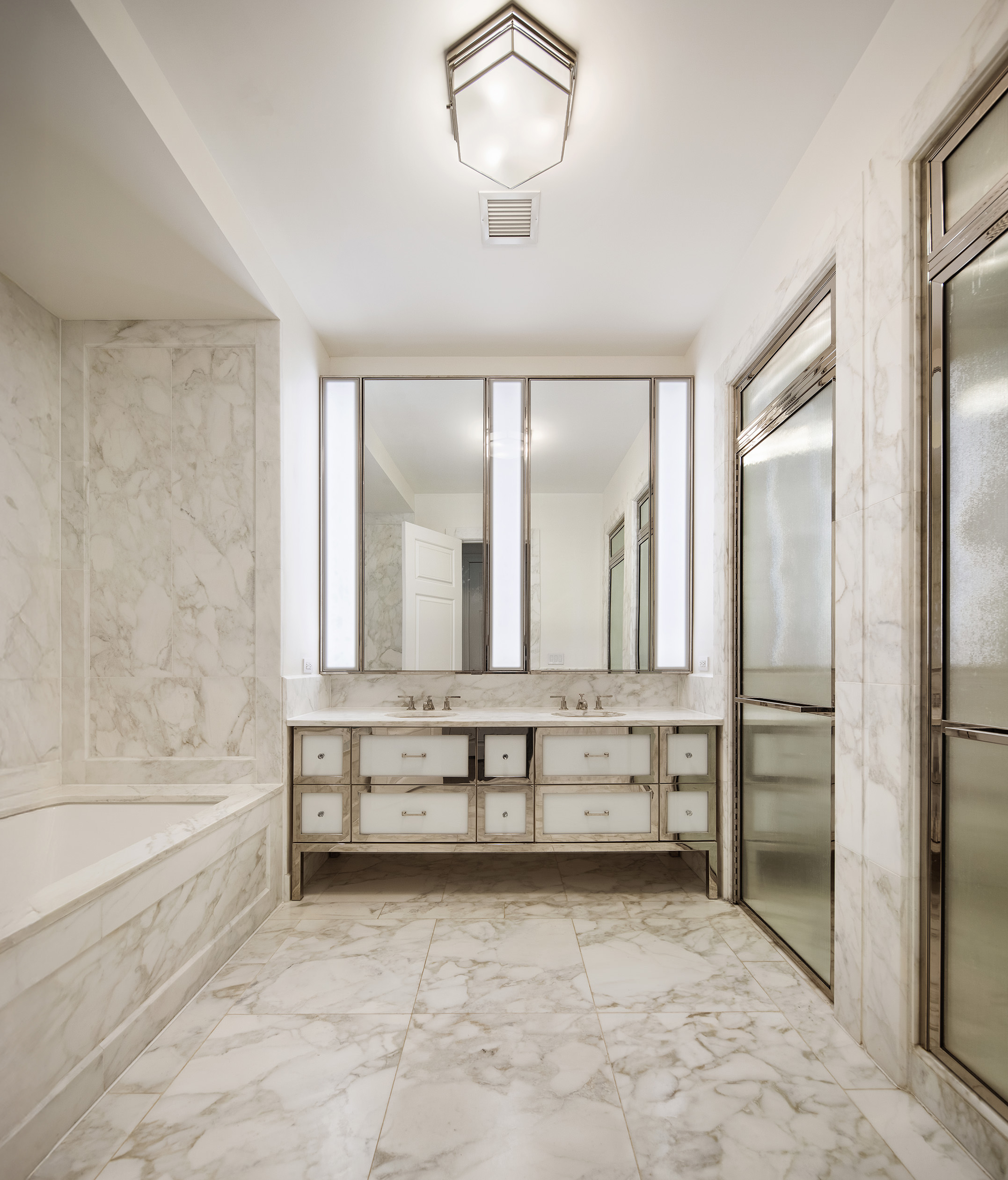 20 East End Avenue, Unit 4C Manhattan, NY 10028 - Photo 8 of 23 a spacious bathroom with a bathtub and a shower