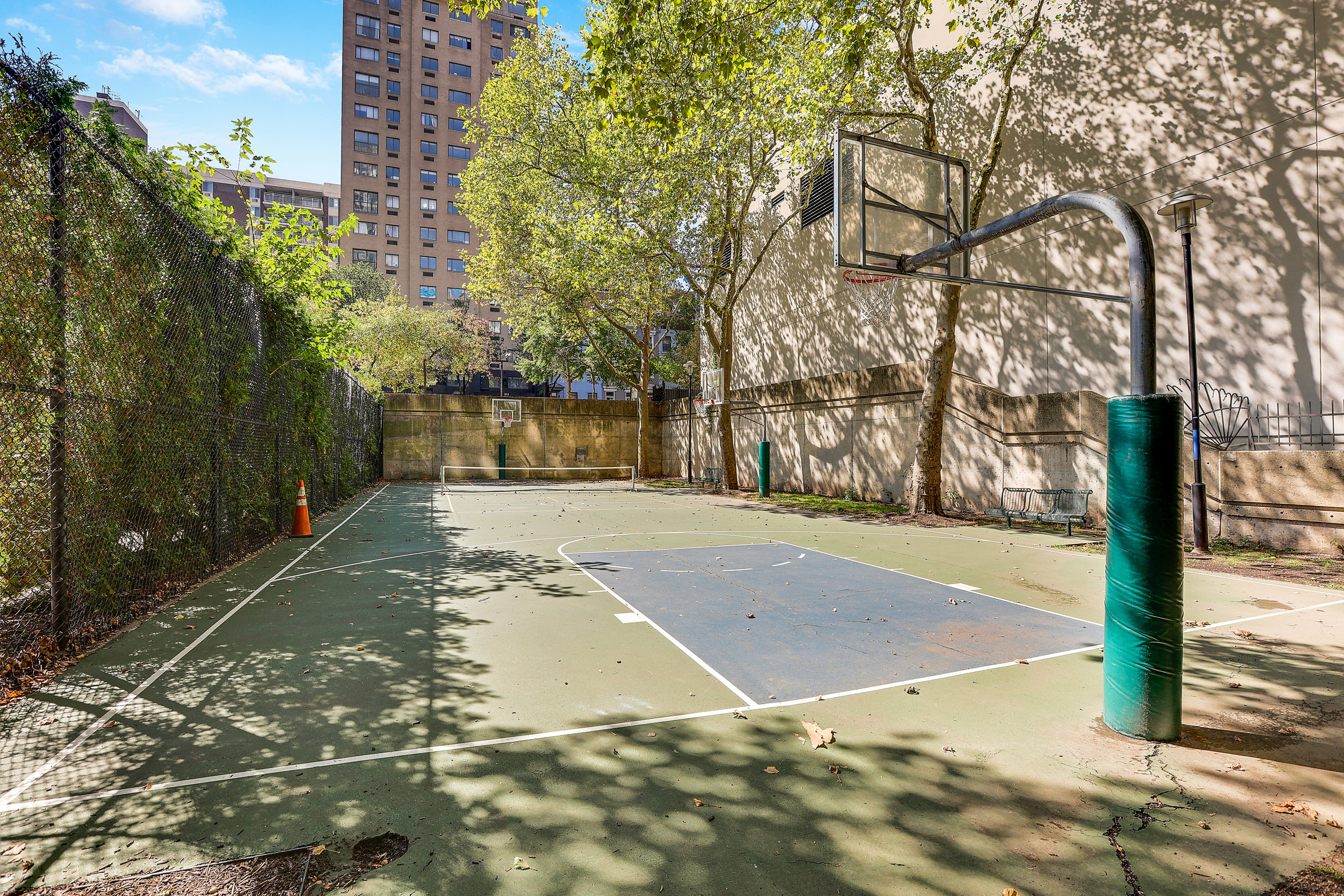 300 East 33rd Street, Unit 21K Manhattan, NY 10016 - Photo 13 of 17 a view of a yard with plants and trees