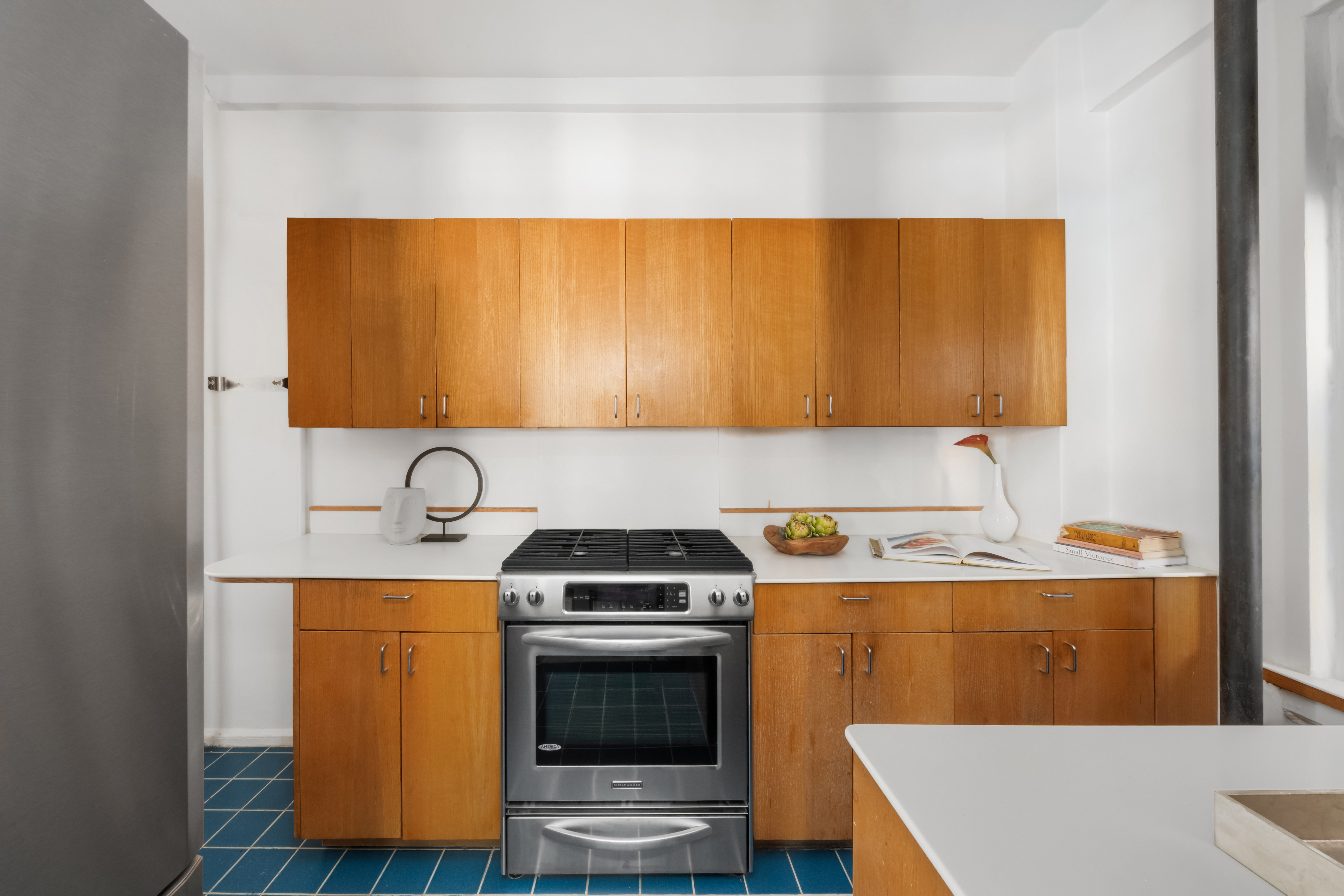 35 West 82nd Street, Unit 8C Manhattan, NY 10024 - Photo 4 of 10 a utility room with dryer and washer