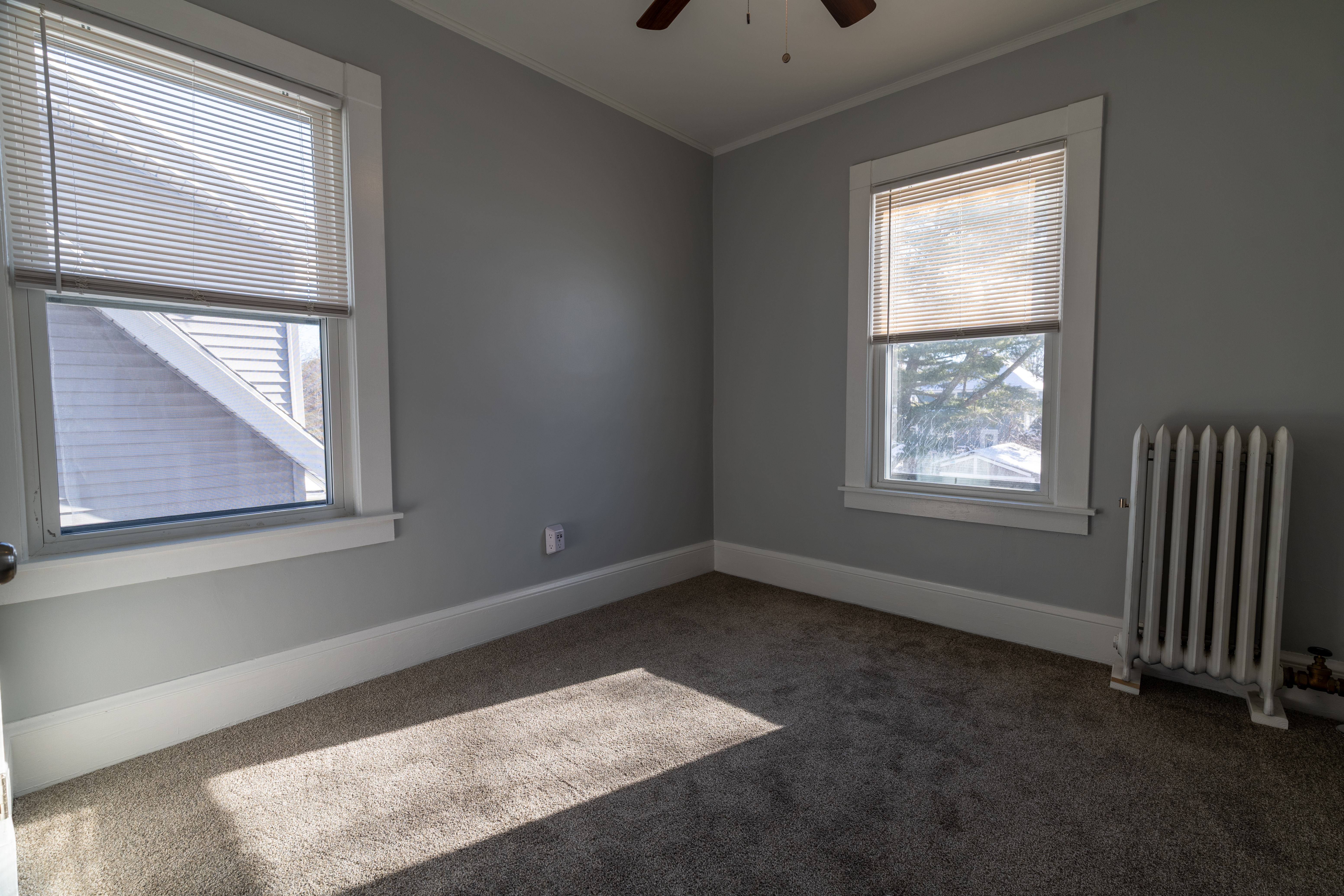 90 School Street New London, CT 06320 - Photo 19 of 34 an empty room with windows