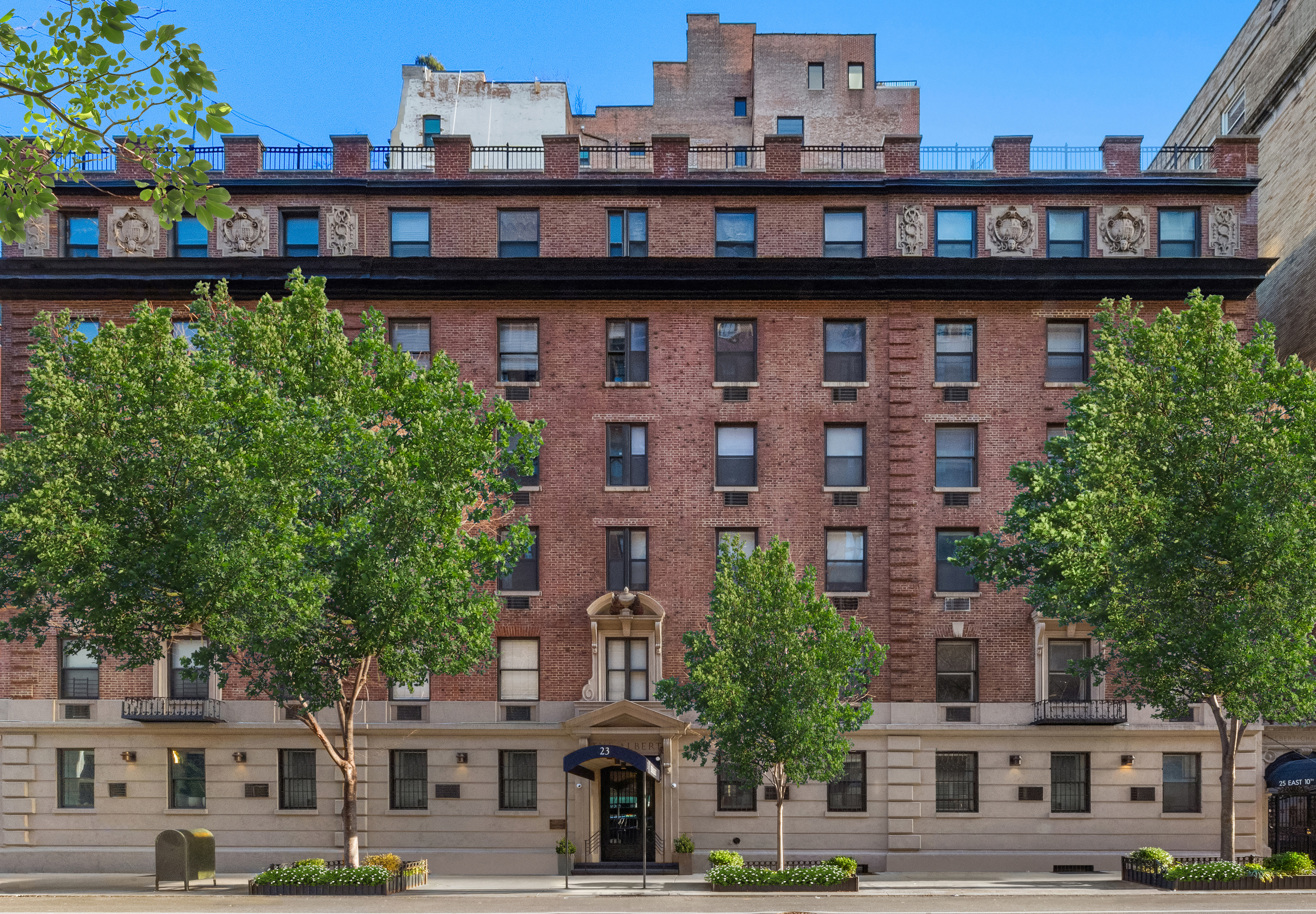 23 East 10th Street, Unit 3F Manhattan, NY 10003 - Photo 12 of 18 a view of a large building