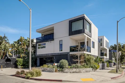 $2,999,000 | 1208 Palms Boulevard, Venice, CA 90291