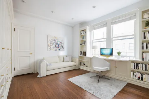 $2,695,000 | 50 East 72nd Street, Unit 9B | Lenox Hill