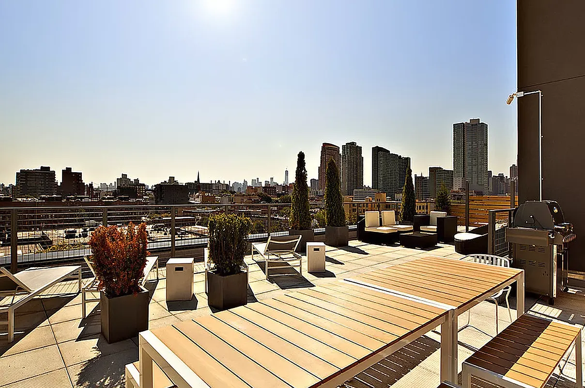 11-25 45th Avenue, Unit 4C Queens, NY 11101 - Photo 7 of 8