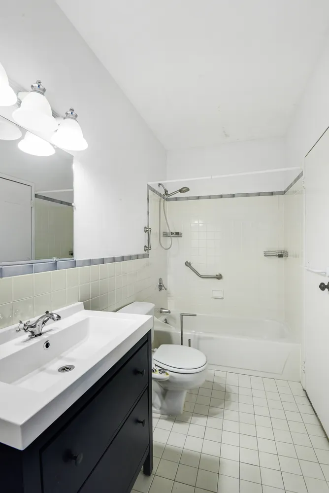 $4,950 | 492 Henry Street, Unit 2A | Carroll Gardens