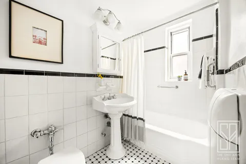 $725,000 | 30 Monroe Place, Unit 5C | Brooklyn Heights