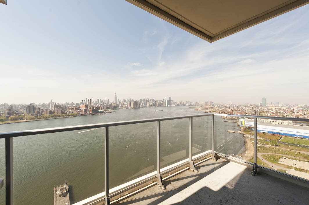 2 Northside Piers, Unit 27P Brooklyn, NY 11249 - Photo 4 of 19 a view of a terrace