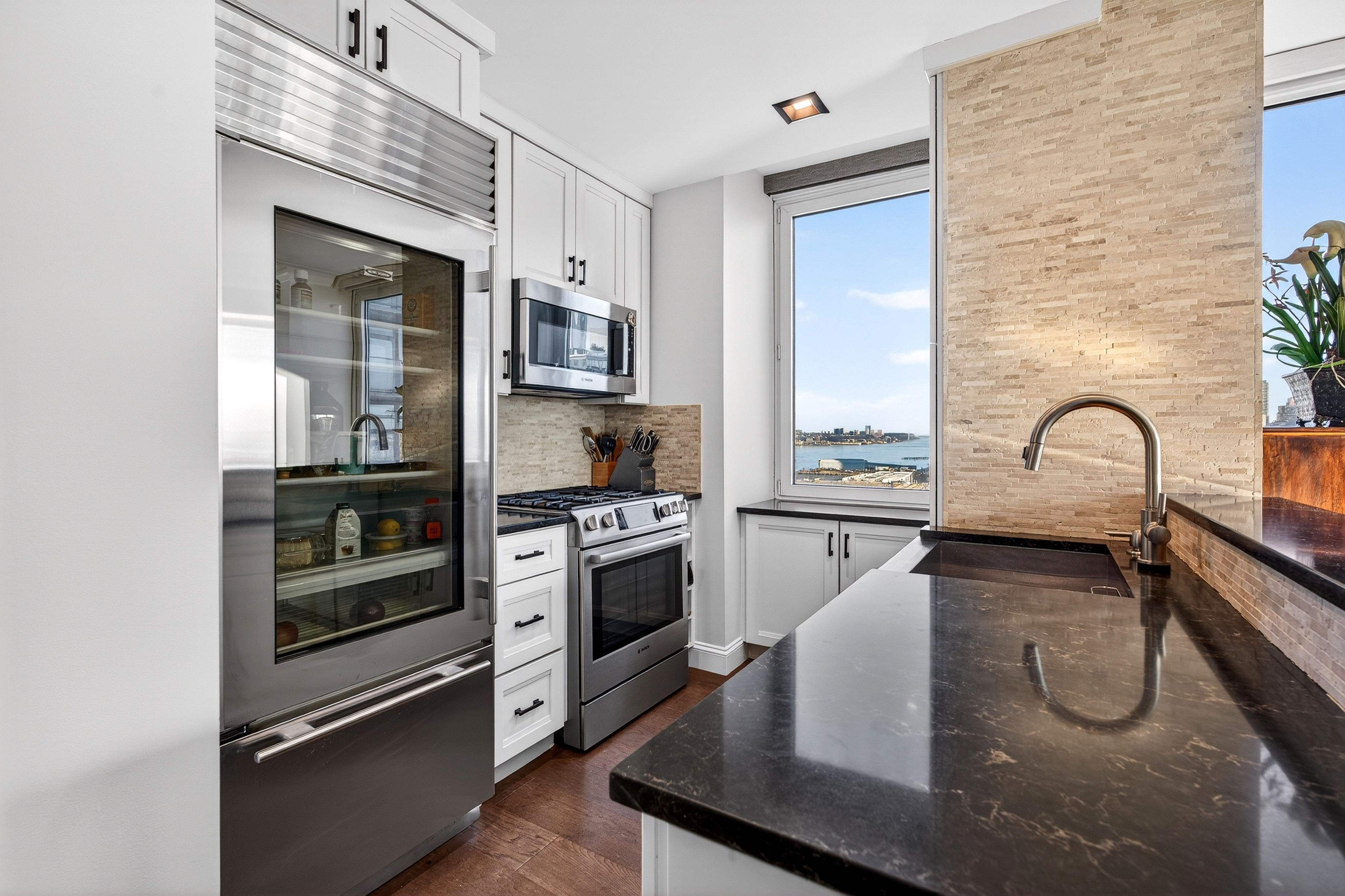 635 West 42nd Street, Unit 23E Manhattan, NY 10036 - Photo 5 of 22