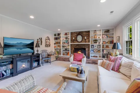 $1,250,000 | 1702 Mason Hill Drive, Alexandria, VA 22307