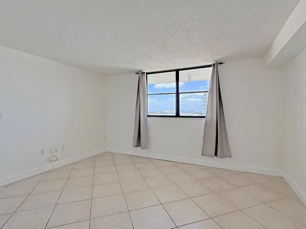 $3,000 | 1775 Washington Avenue, Unit 11D, Miami Beach, FL 33139