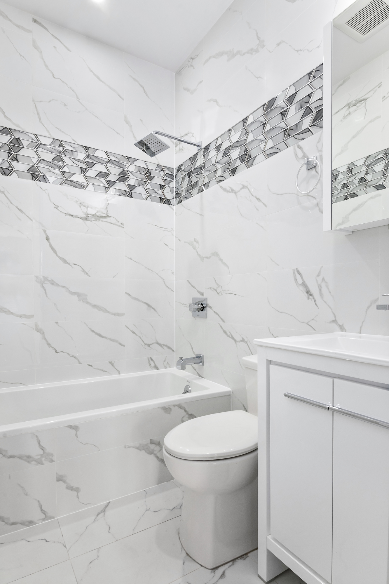 467 Tompkins Avenue, Unit 3A Brooklyn, NY 11216 - Photo 6 of 12 a bathroom with a toilet and a bathtub