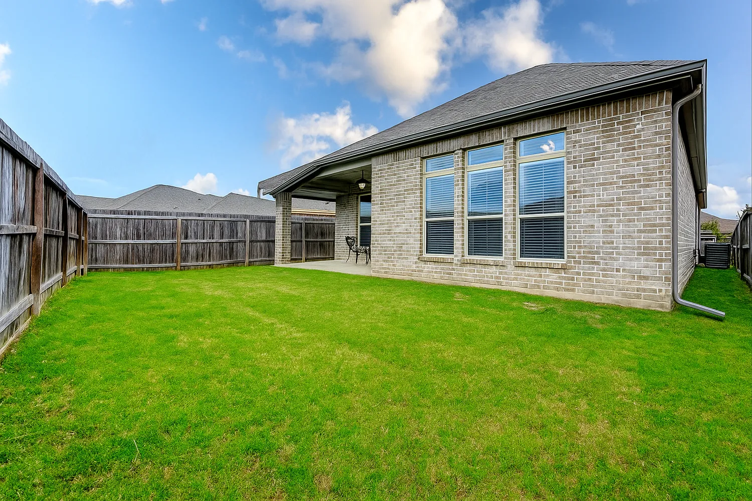 a view of a backyard