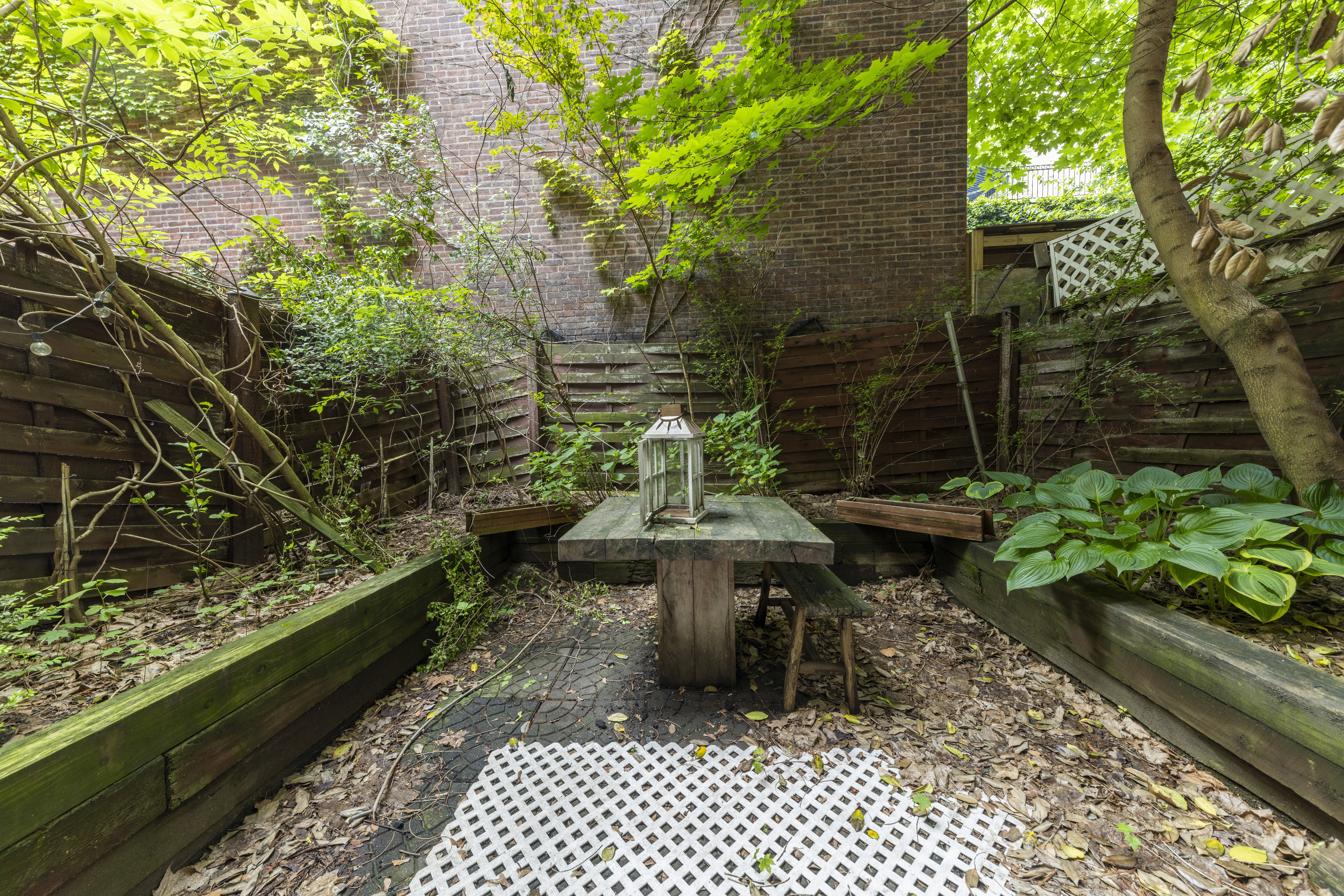 1384 Lexington Avenue, Unit 2 Manhattan, NY 10128 - Photo 8 of 11 a backyard of a house with table and chairs