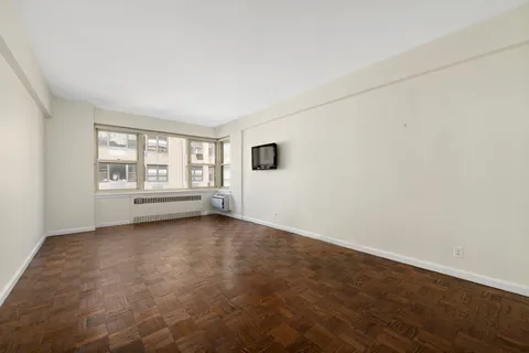 $1,495,000 | 1025 5th Avenue, Unit 7AS | Upper East Side